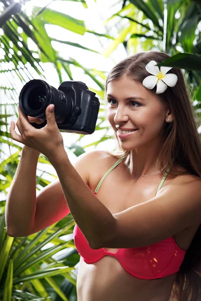 Portrét Pěkné Mladé Ženy Fotí Džungli — Stock fotografie