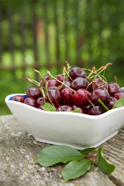 Close Uitzicht Mooie Verse Rode Kersen Met Blad Houten Achtergrond — Stockfoto