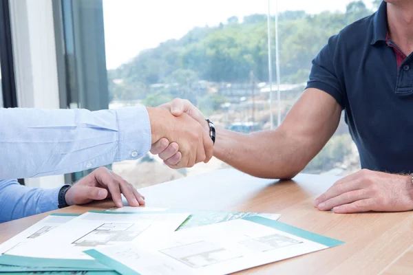 Fragmento Gente Negocios Estrechando Las Manos Fondo Oficina — Foto de Stock