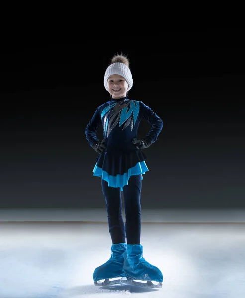Koyu Buz Arenasında Çocuk Artistik Patinajcının Görünümü — Stok fotoğraf
