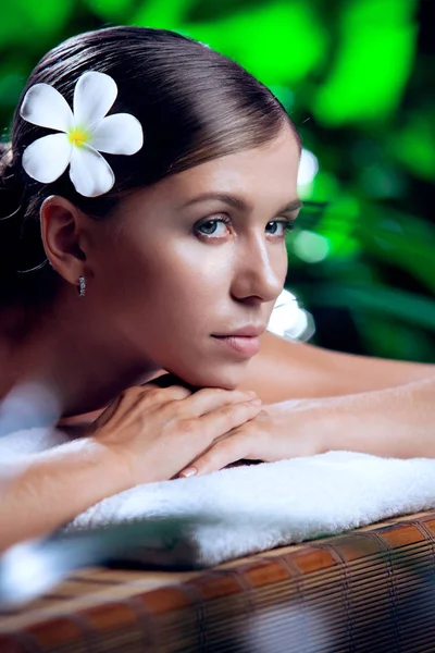 Kaplıca ortamında genç ve güzel bir kadının portresi.  