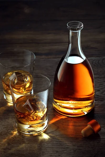 Vista Vasos Whisky Una Botella Lado Sobre Fondo Madera Color — Foto de Stock