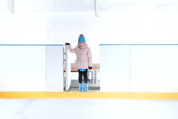 Vista Niña Sombrero Azul Chaqueta Rosa Patinar Sobre Hielo —  Fotos de Stock