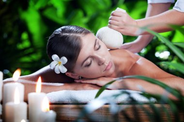 Kaplıca ortamında genç ve güzel bir kadının portresi.  