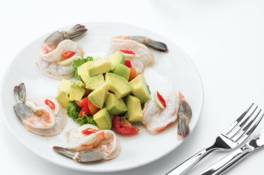 beyaz sırt avokado ve pico de gallo ile limon suyu marine karides 