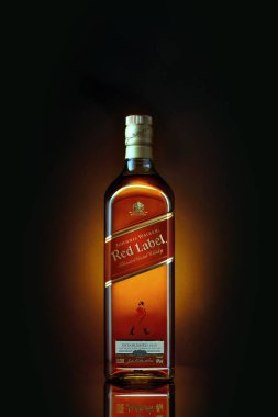 Phuket, Tayland-01 Şubat 2019. Johnnie Walker Red Label viski renk arka plan üzerinde izole karışık. Johnnie Walker harmanlanmış Scotch viski dünyada en yaygın olarak dağıtılmış markasıdır..