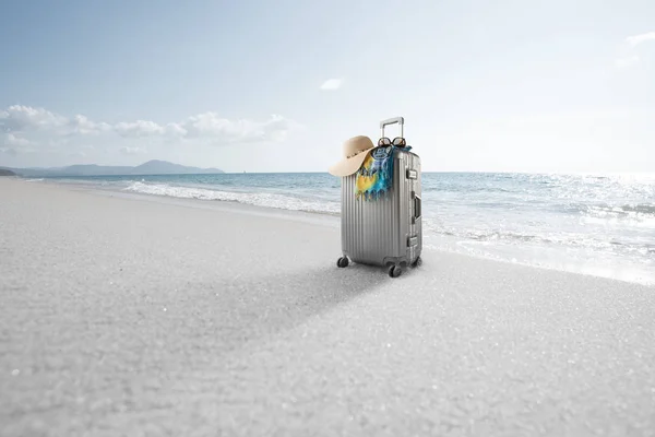 熱帯のビーチのパレオと帽子と灰色のスーツケースの表示 — ストック写真