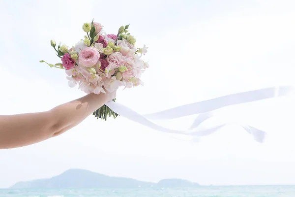 View Woman Hand Bouquet Blue Sea Background — Stock Photo, Image