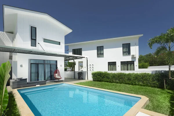 Vista Bonita Villa Moderna Durante Día Soleado — Foto de Stock