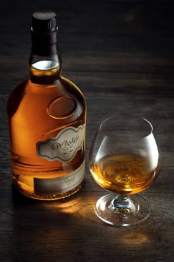 Logo veya ticari marka yok! Kendi kendine yapılmış etiketler! Viski ve bir şişe kenara cam yakından görünümü. 