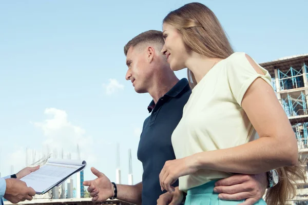 Portrait Nice Young Couple Studying Contract Construction Area Background — Stock Photo, Image