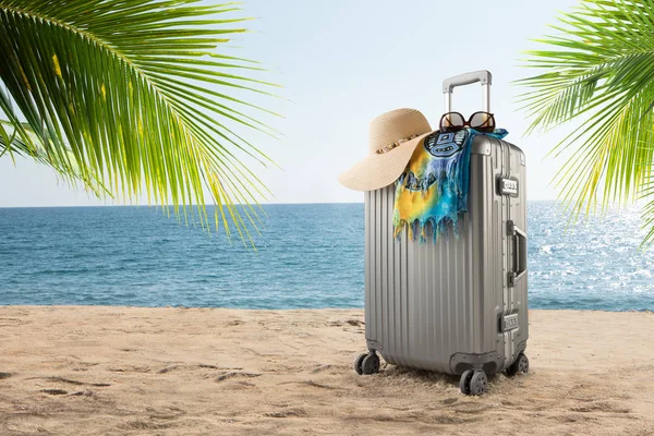 Vue Valise Grise Avec Paréo Chapeau Sur Plage Tropicale — Photo