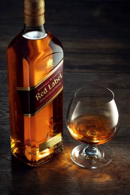 Phuket, Tayland-01 Şubat 2019. Johnnie Walker Red Label viski renk arka plan üzerinde izole karışık. Johnnie Walker harmanlanmış Scotch viski dünyada en yaygın olarak dağıtılmış markasıdır..