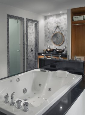 Güzel modern tarz gri banyo içi manzarası 