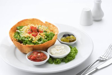 Gevrek nacho cips, peynir ve salsa sıcak Tabağı beyaz sırt