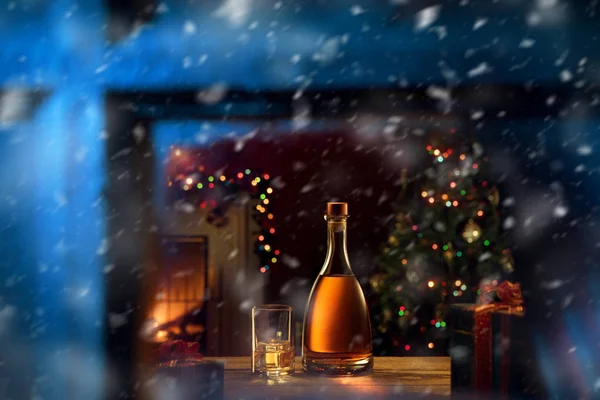 クリスマス環境でコニャックとボトルでガラスのクローズアップビュー — ストック写真