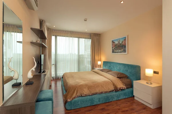 Panoramablick Auf Schöne Weiße Stilvolle Moderne Schlafzimmer — Stockfoto