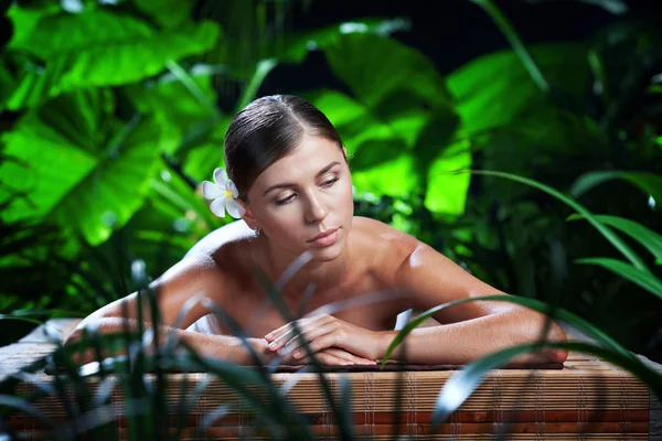 Retrato Jovem Mulher Bonita Ambiente Spa — Fotografia de Stock