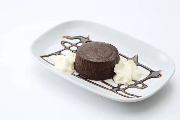 Nahaufnahme Von Schönen Süßen Stück Schokoladenkuchen Auf Weißem Hintergrund — Stockfoto