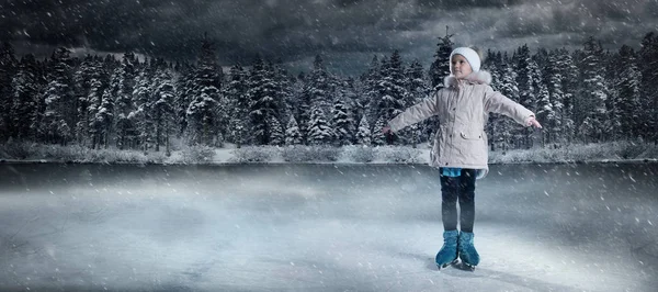 Προβολή Των Σκέιτερ Παιδί Του Χειμώνα Στη Λίμνη Φόντο — Φωτογραφία Αρχείου