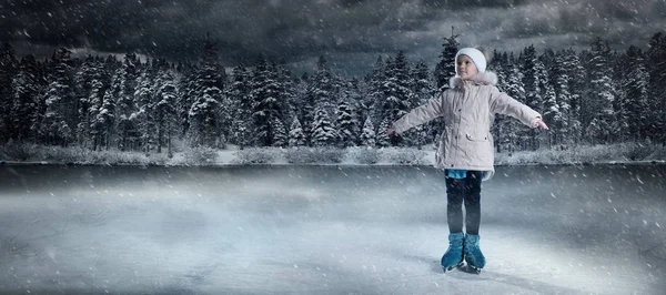 Vista Criança Figura Patinador Inverno Lago Fundo — Fotografia de Stock