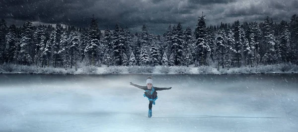 Pohled Dítěte Krasobruslař Zimní Jezero Pozadí — Stock fotografie
