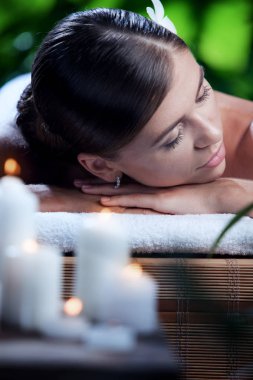 Kaplıca ortamında genç ve güzel bir kadının portresi.  