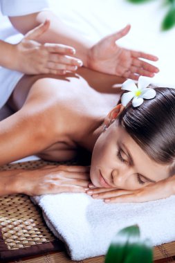 Kaplıca ortamında genç ve güzel bir kadının portresi