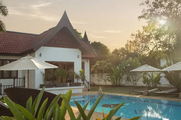 Tropik ortamda güzel Tayland tarzı villa manzarası   