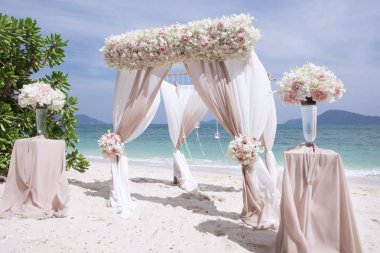 tropikal yaz sahilde düğün dekorasyon görünümü 
