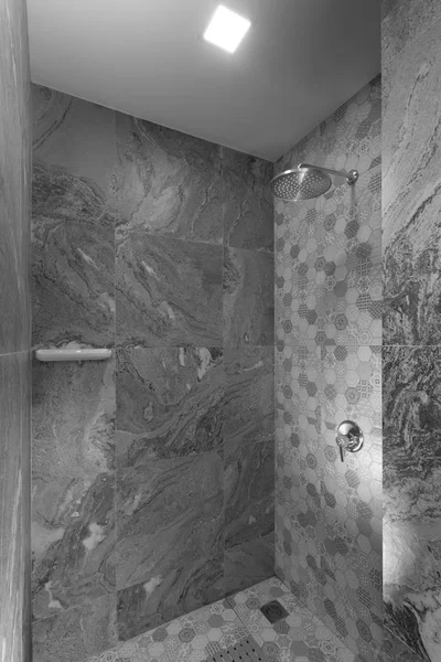 Nahsicht Auf Grau Geflieste Schöne Moderne Stilvolle Dusche — Stockfoto