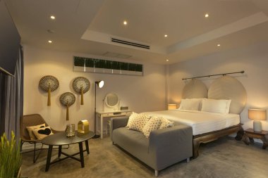 Görünümü güzel şık modern otel odasının kahve masa ve sandalye