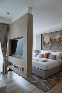 Beyaz, şık, modern yatak odasının panoramik manzarası