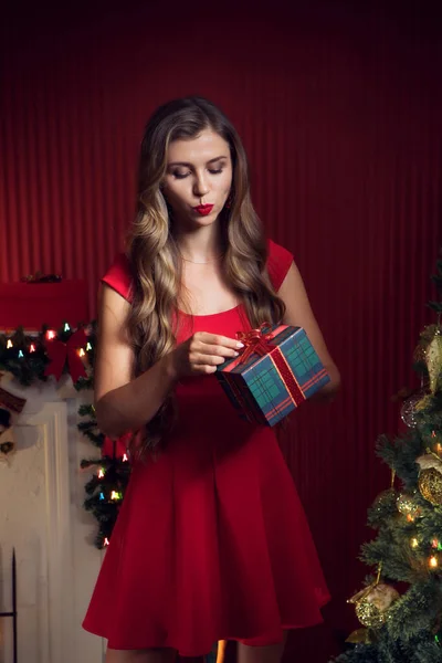 Retrato Mujer Bonita Vestido Rojo Cerca Del Árbol Navidad — Foto de Stock
