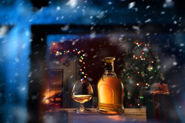 Nahaufnahme Von Glas Mit Cognac Und Flasche Auf Farbrückseite — Stockfoto