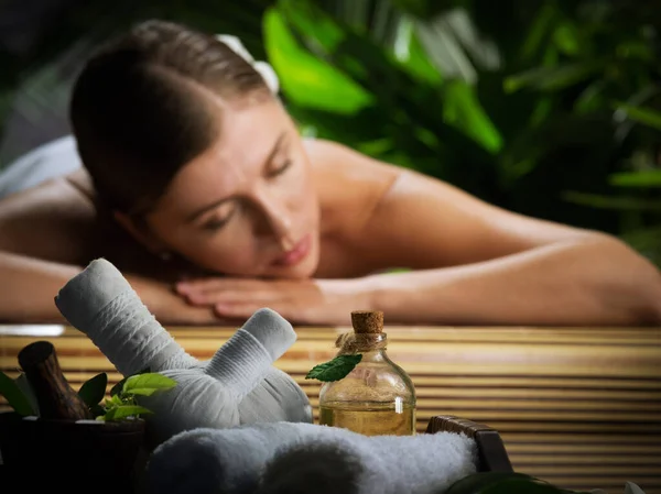 Fragmento Masaje Aceite Joven Hermosa Mujer Ambiente Spa — Foto de Stock