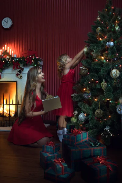 Portrait Belle Petite Fille Avec Maman Dans Environnement Noël — Photo