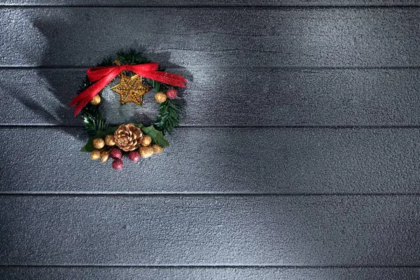 Közeli Kilátás Karácsonyra Szilveszteri Koszorú Háton — Stock Fotó