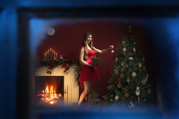 Ritratto Bella Donna Abito Rosso Decorazione Albero Natale — Foto Stock