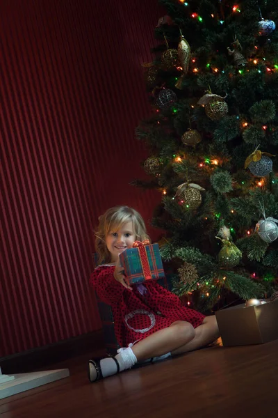 Portrait Petite Fille Avec Boîte Cadeau Dans Environnement Domestique Noël — Photo