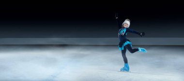 Koyu buz arenasında çocuk artistik patinajcının görünümü
