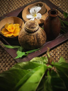 Masaj spa temalı nesnelerin renk arkaplanındaki görünümünü kapat