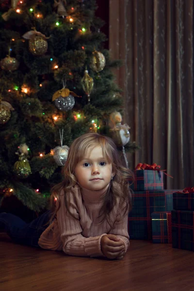 Portrait Petite Fille Avec Boîte Cadeau Dans Environnement Domestique Noël — Photo