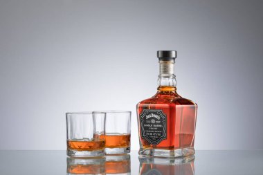 Phuket, Tayland - Mart 2020. Jack Daniels viskiyi gri arka planda harmanladı. Jack Daniel 's, Tennessee viskisinin bir türüdür. Dünyadaki en çok satan Amerikan viskisidir.