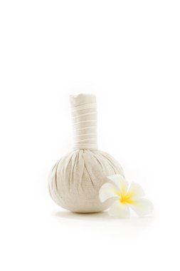 Bitkisel masaj görüntüsünü kapatın. Beyaz sırta sıkıştırın.. 