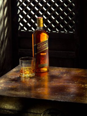 Phuket, Tayland - Mart 2020. Johnnie Walker Red Label karışık viskiyi renk arka planında izole etti. Johnnie Walker dünyadaki en geniş çaplı karışık viski markasıdır..