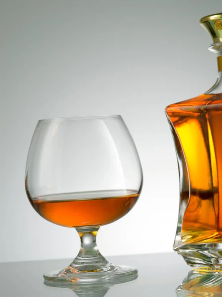Bliska Widok Butelki Whisky Szklanki Szarym Grzbiecie — Zdjęcie stockowe