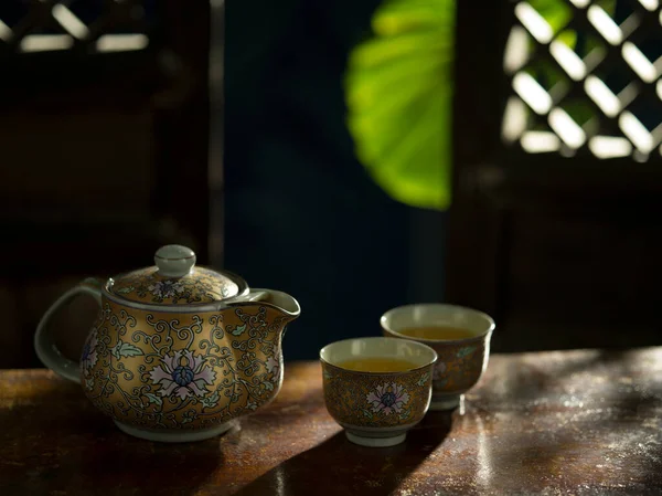 Закрыть Вид Красивый Чайник Фарфора Очки Цветной Спинке — стоковое фото