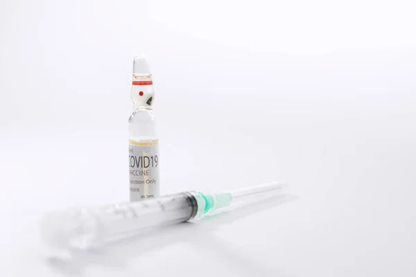 Vista Cerca Ampolla Con Medicamento Jeringa Espalda Blanca —  Fotos de Stock