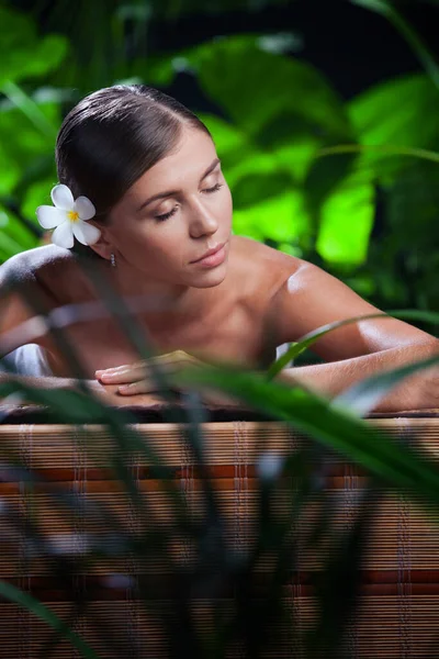 Retrato Jovem Mulher Bonita Ambiente Spa — Fotografia de Stock